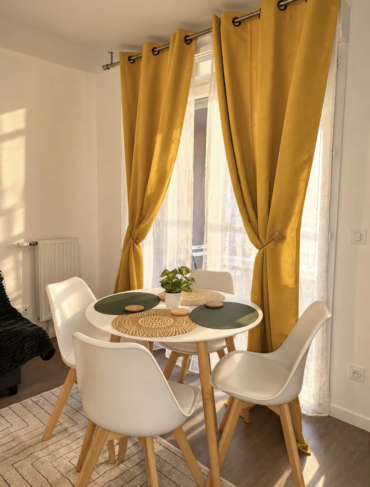 Coin repas baigné de lumière, logement géré par Loc Travel