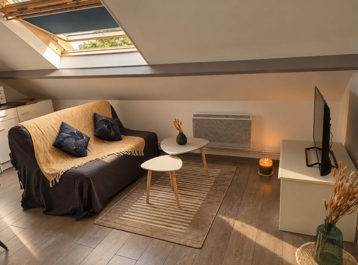 Salon mansardé à l'ambiance chaleureuse, logement géré par Loc Travel